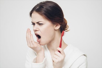 запах изо рта: причины и что делать